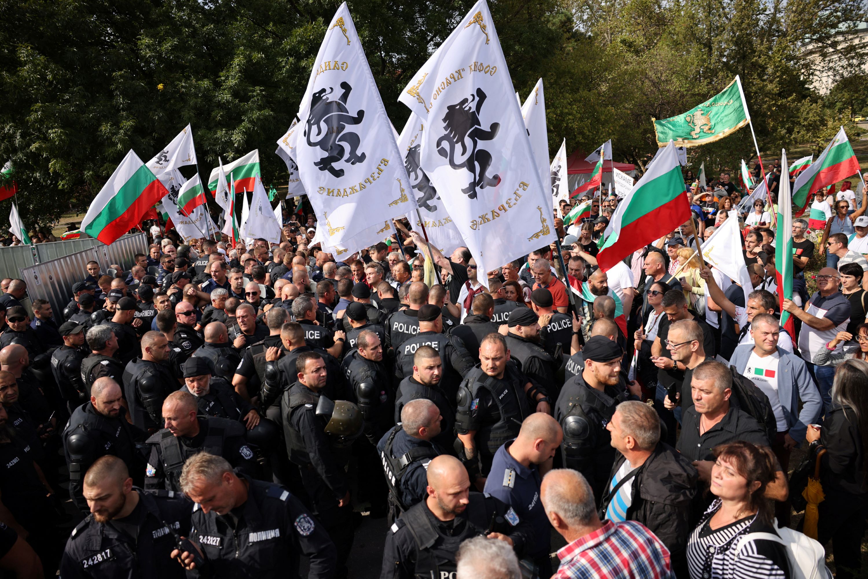 Sukobi na ulicama Sofije: Bugarski prosvjednici, neki od njih mašući s ruskim zastavama, traže prekid potpore Ukrajini i zatvaranje NATO vojnih baza