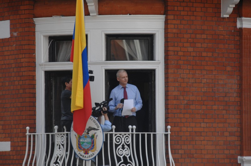 Julian Assange na balkonu ekvadorske ambasade u Londonu 2012. godine (izvor: Snapperjack / FLICKR / CC BY-SA 2.0)