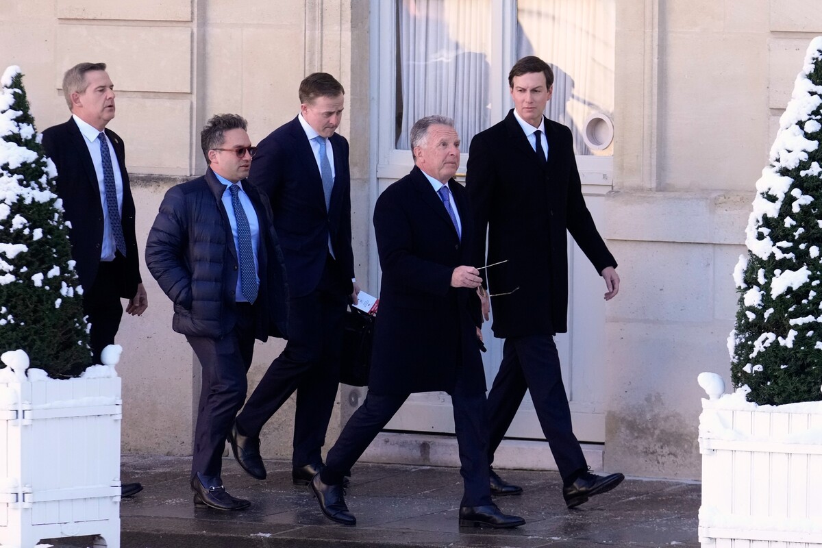 United States Mideast envoy Steve Witkoff, second right, and United States Jared Kushner arrive for a meeting of the 'Coalition of the Willing' on Ukraine at the Elysee Palace in Paris, France, Tuesday, Jan. 6, 2026. (AP Photo/Michel Euler)