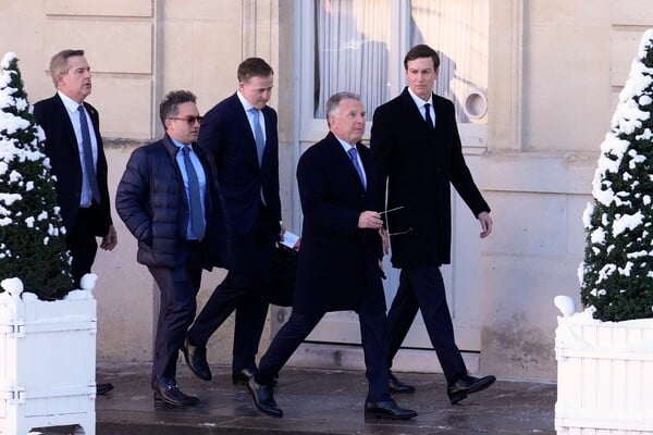 Steve Witkoff i Jared Kushner dolaze na sastanak u Parizu, 6. siječnja 2026.