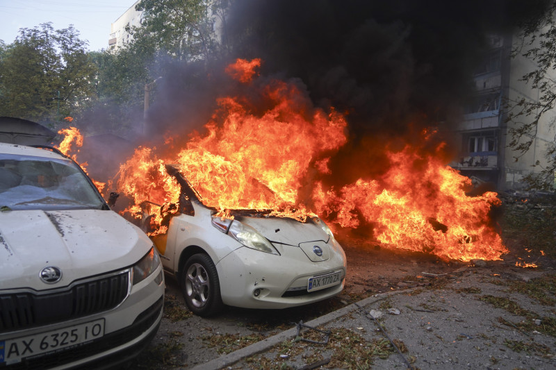 Zapaljeni automobili nakon ruskog napada na Harkov, 30. kolovoza 2024. (izvor: AP Photo/Andrii Marienko/Guliver Image)
