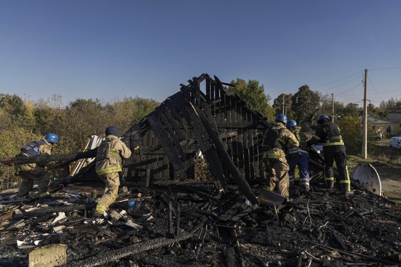 Scena nakon ruskog raketnog napada na naselje Kostiantnivka u regiji Donjeck, 27. rujna 2023. (izvor: AP Photo/Alex Babenko/Guliver Image)