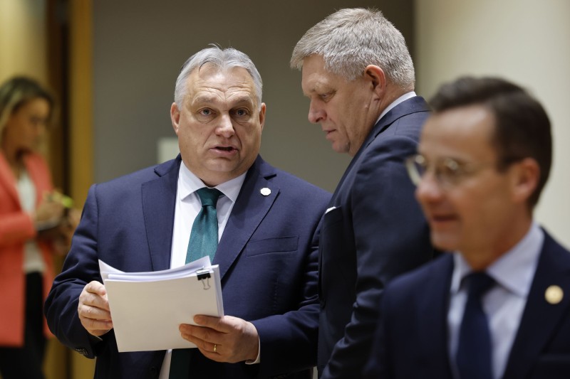 Viktor Orban i Robert Fico za vrijeme EU summita u Bruxellesu, 1. veljače 2024. (izvor: AP Photo/Geert Vanden Wijngaert/Guliver Image)