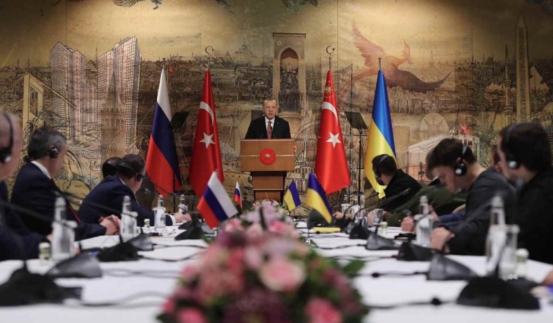 Današnji sastanak u Istanbulu, turski predsjednik Erdogan obraća se ruskoj i ukrajinskoj delegaciji (izvor: ured turskog predsjednika)