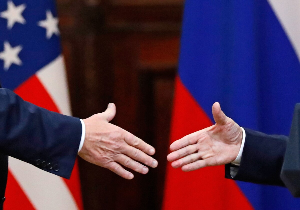 Trump i Putin se rukuju za vrijeme konferencije u Helsinkiju 2018. (izvor: AP Photo/Alexander Zemlianichenko/Guliver Image)