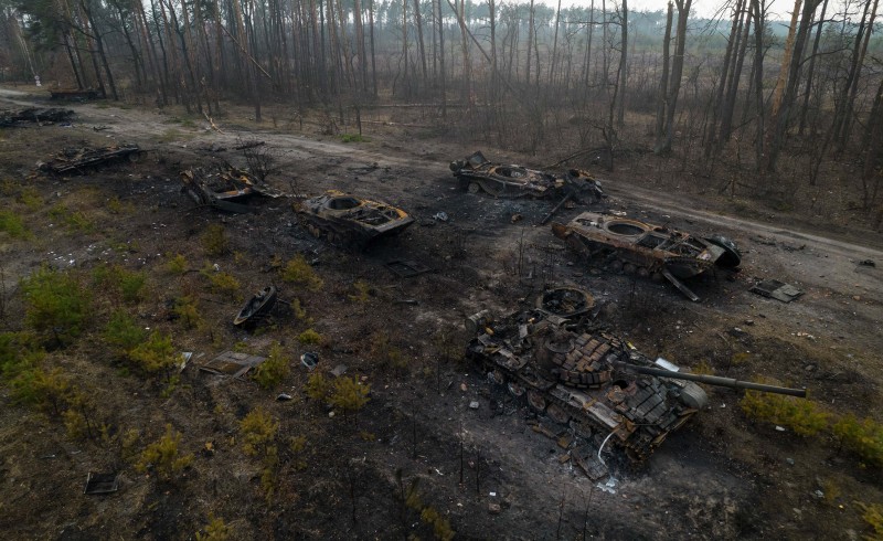 Uništeni ruski tenkovi i oklopna vozila u blizini Kijeva, 31. ožujka 2022. (izvor: AP Photo/Rodrigo Abd/Guliver Image)