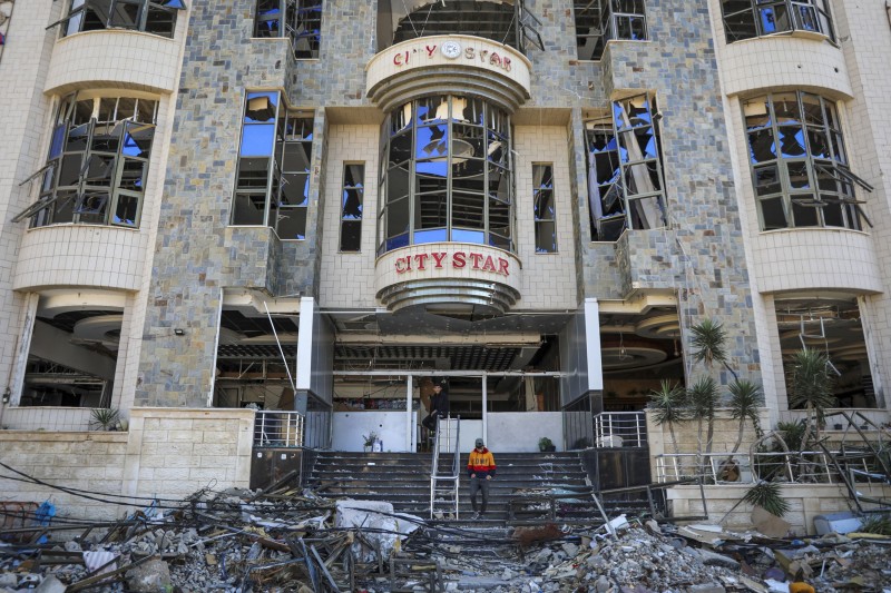 Ispred teško oštećenog hotela \"City Star\" u gradu Gaza, 29. studenog 2023. (izvor: AP Photo/Mohammed Hajjar/Guliver Image)