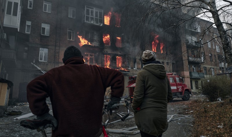 Požar nakon granatiranja u Bahmutu, 7. prosinca 2022. (izvor: AP Photo/LIBKOS/Guliver Image)