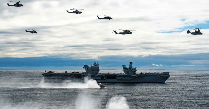 Američki helikopteri lete iznad britanskog nosača zrakoplova HMS Queen Elizabeth, svibanj 2021. (izvor fotografije: US Navy)