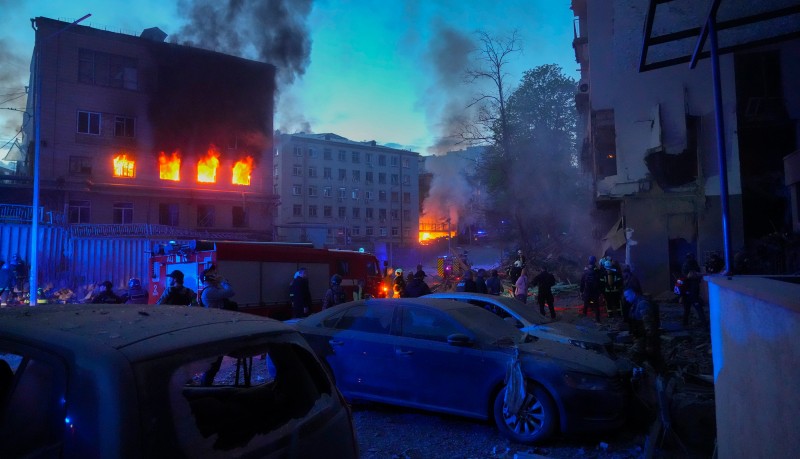 Požar na stambenom objektu u Kijevu nakon ruskog raketnog napada, 28. travnja 2022. (izvor: AP Photo/Efrem Lukatsky/Guliver Image)