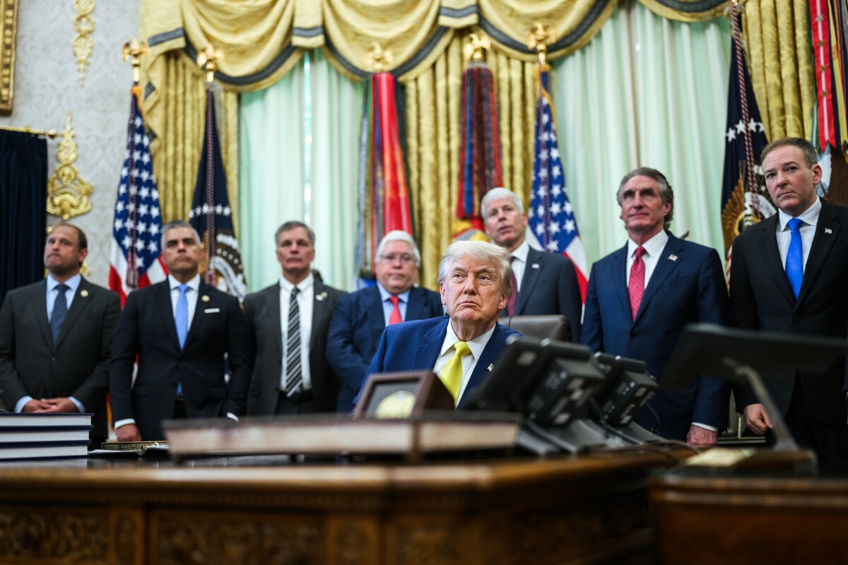 President Donald J. Trump, joined by Secretary of Energy Chris Wright, Secretary of the Interior Doug Burgum, EPA Administrator Lee Zeldin and others, makes an announcement on coal, Thursday, June 4, 2026, in the Oval Office. (Official White House Photo by Molly Riley)
