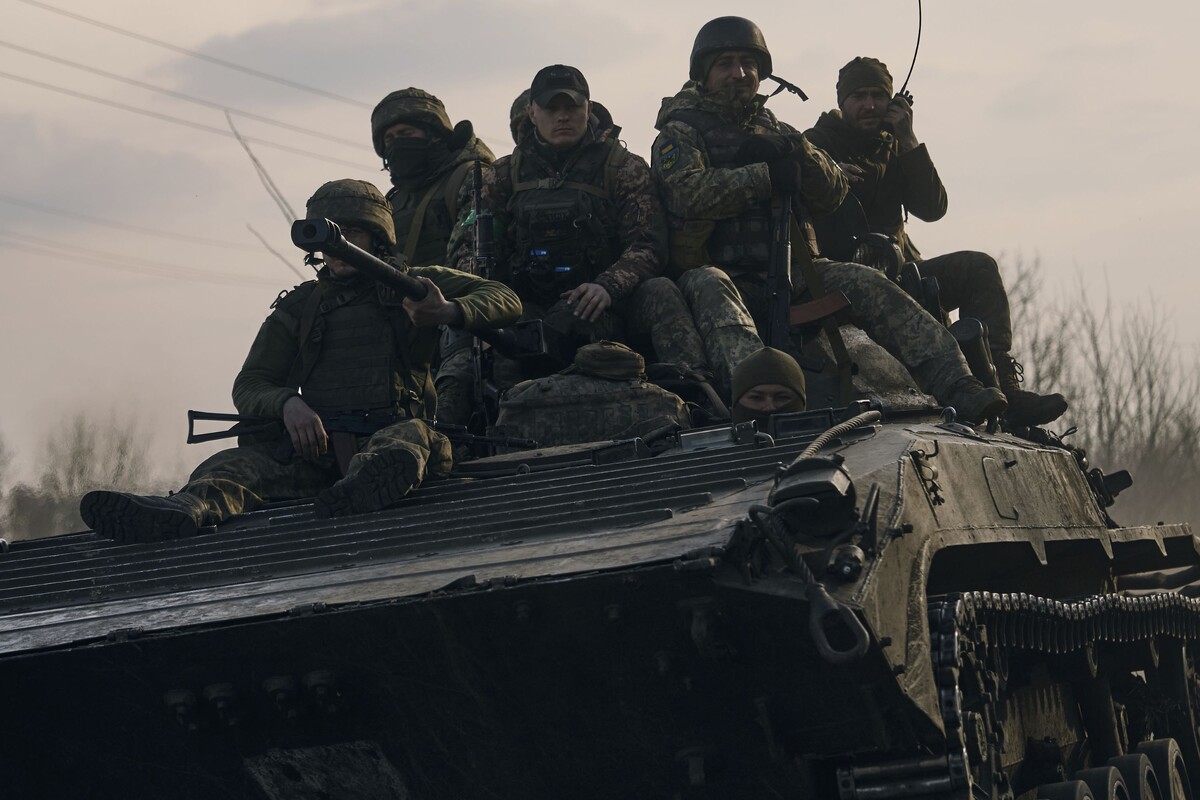 ukrajinski vojnici pred Bahmutom, 22. ožujka 2023. (izvor: AP Photo/Libkos/Guliver Image)