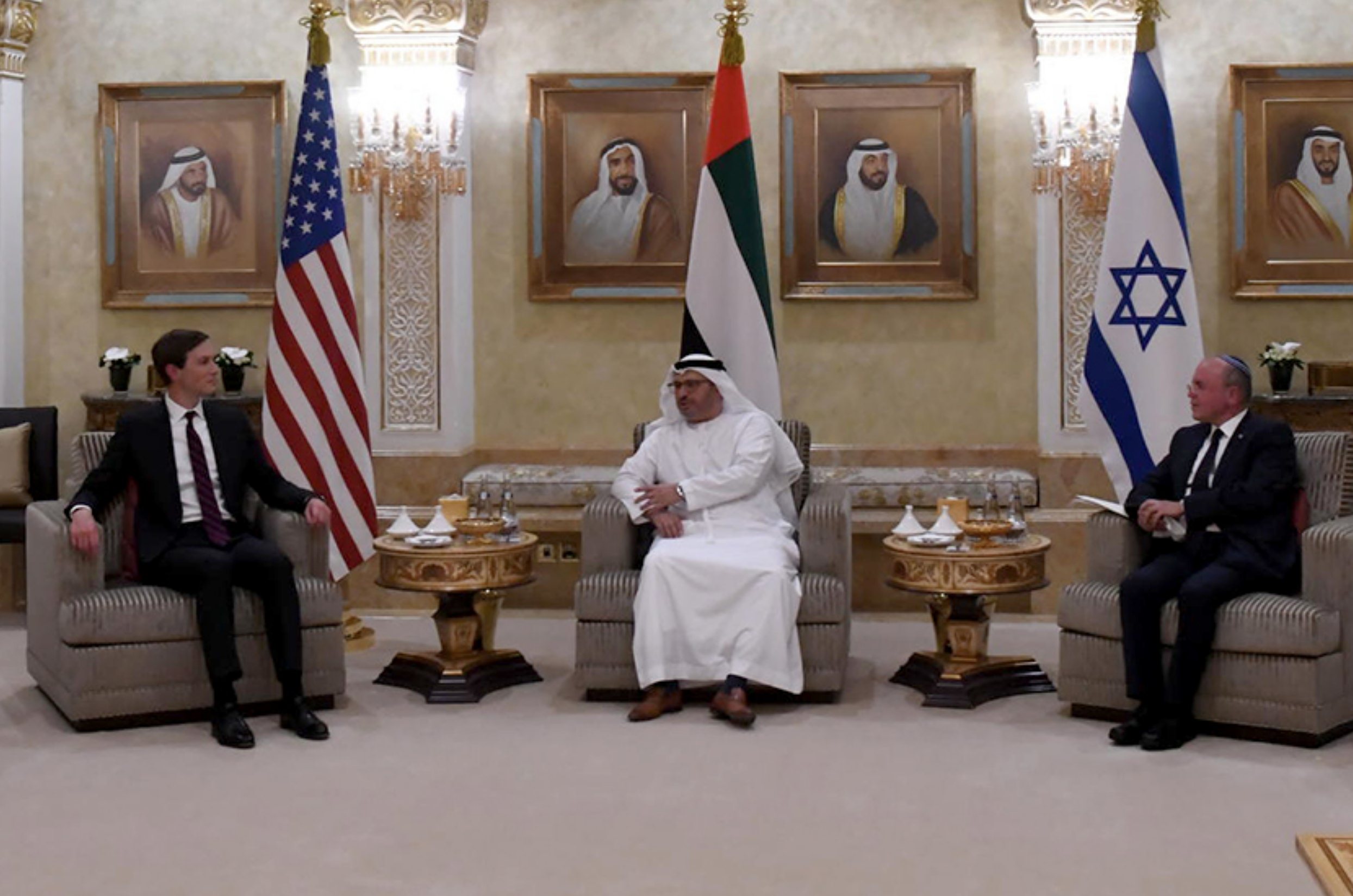 Anwar Gargash (u sredini)