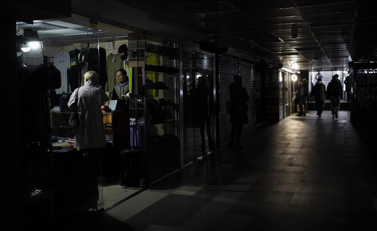 Dućani u Kijevu osvjetljeni pomoćnom rasvjetom za vrijeme nestanka struje, 8. studeni 2022. (izvor: AP Photo/Bernat Armangue/Guliver Image)