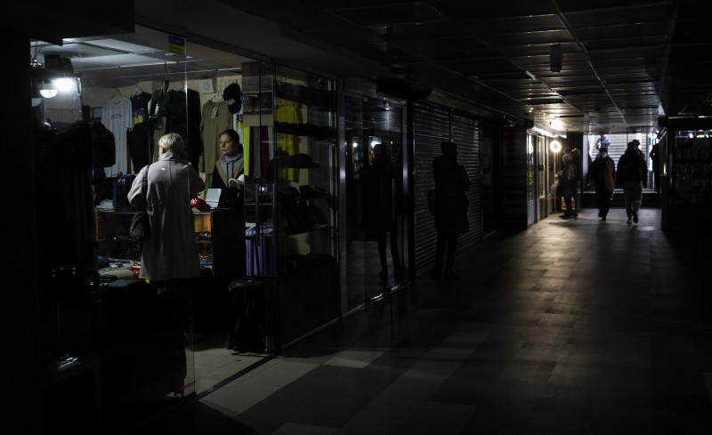 Dućani u Kijevu osvjetljeni pomoćnom rasvjetom za vrijeme nestanka struje, 8. studeni 2022. (izvor: AP Photo/Bernat Armangue/Guliver Image)
