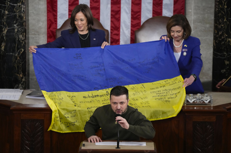 Kamala Harris i Nancy Pelosi drže ukrajinsku zastavu iz Bahmuta koju im je u Kongres donio Volodimir Zelenski, 21. prosinca 2022. (izvor: AP Photo/Jacquelyn Martin/Guliver Image)