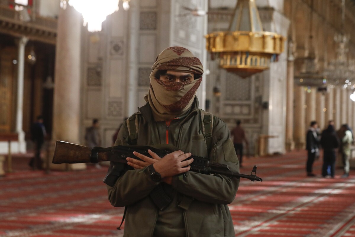 Pripadnik militanata u džamiji Umayyad u Damasku, 11. prosinca 2024. (izvor: AP Photo/Omar Sanadiki/Guliver Image)