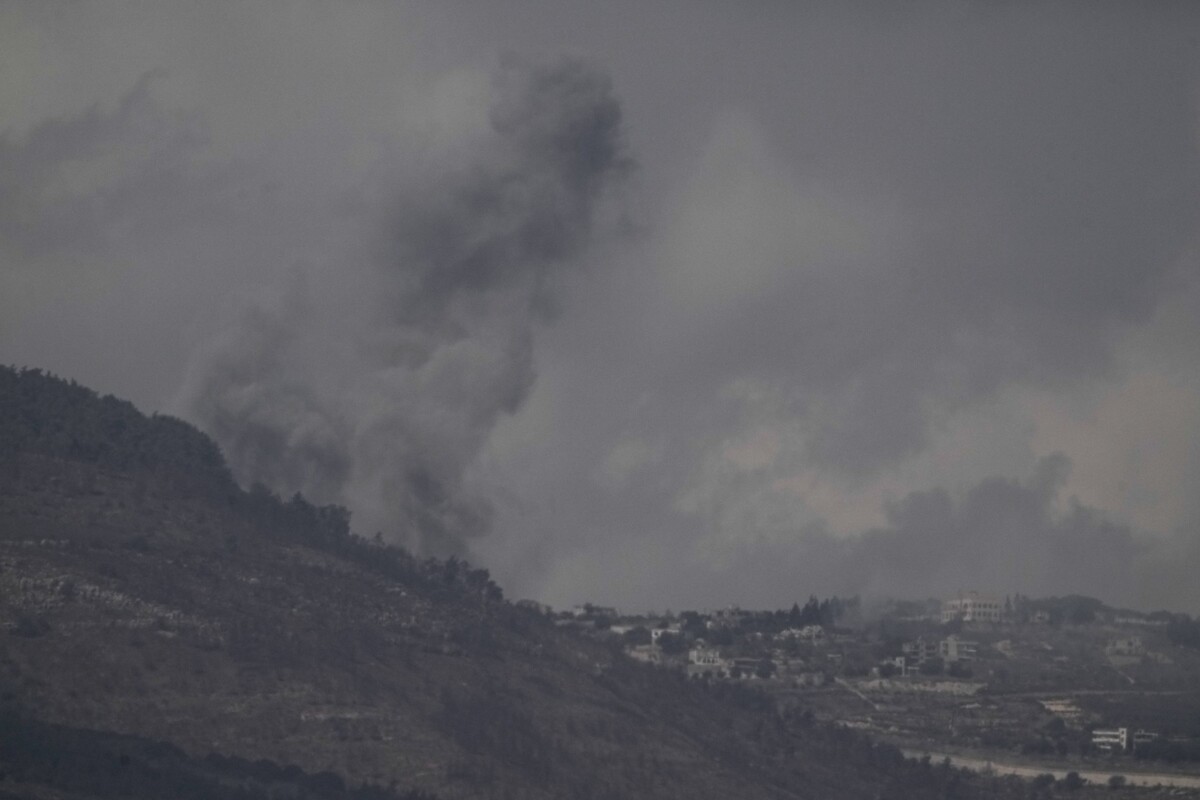 Dim se uzdiže na prostoru južnog Libanona, 1. listopada 2024. (izvor: AP Photo/Leo Correa/Guliver Image)