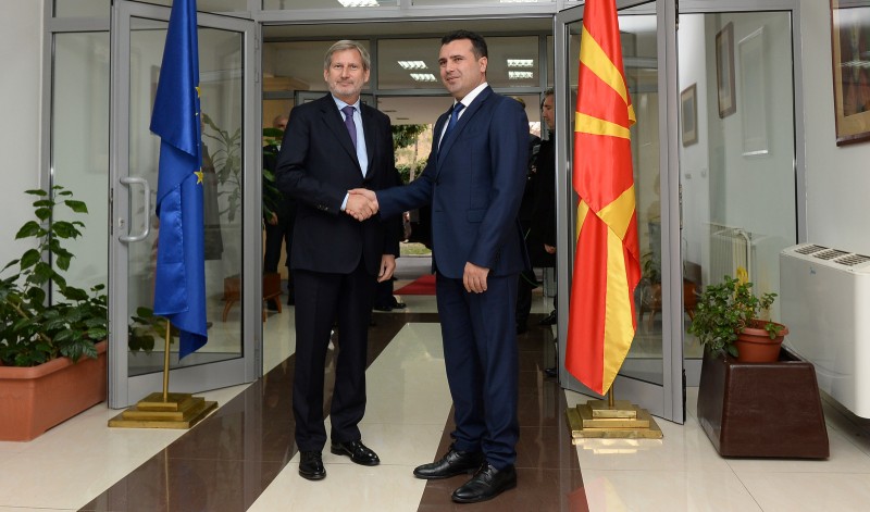 Povjerenik Europske komisije za regionalnu politiku Johannes Hahn i makedonski premijer Zoran Zaev, 20. studenog 2017. (izvor: FLICKR / Government of the Republic of Northern Macedonia / javna domena)