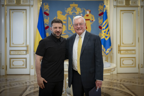 Volodimir Zelenski i Keith Kellogg u Kijevu, 14. srpnja 2025. (izvor: AP Photo/Evgeniy Maloletka/Guliver Image)