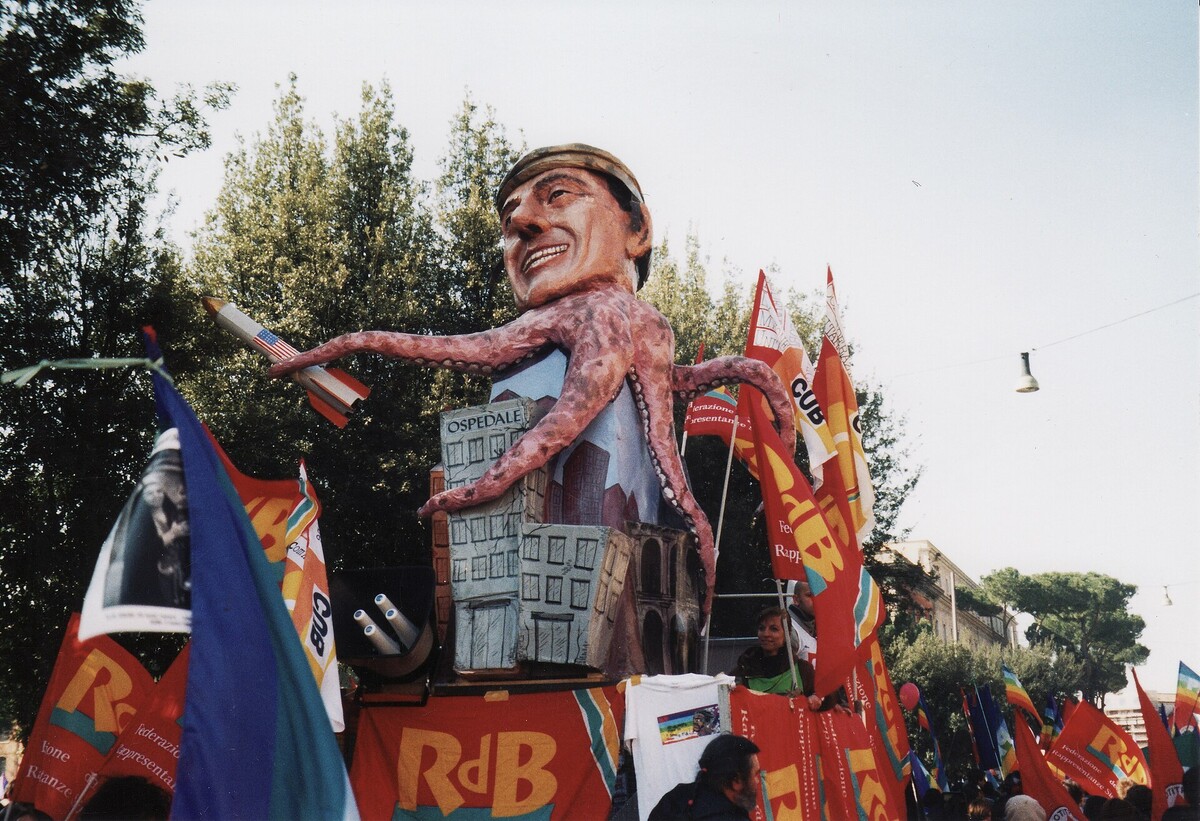 Prosvjedi protiv rata u Iraku, Rim (Berlusconi je prikazan kao hobotnica), 2003.