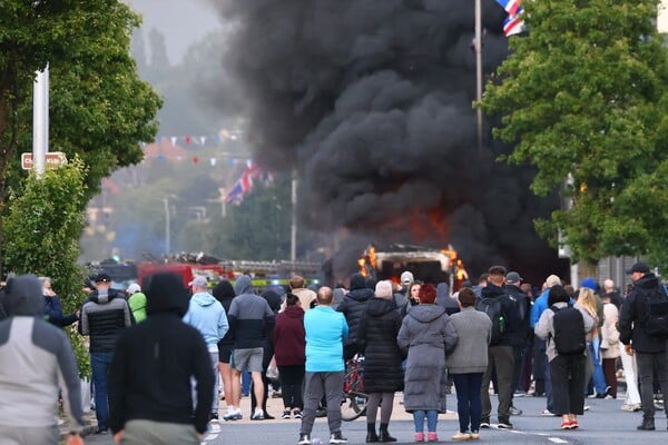 Belfast gori, kapital broji: Klasni gnjev ponovno je poslan na kriva vrata