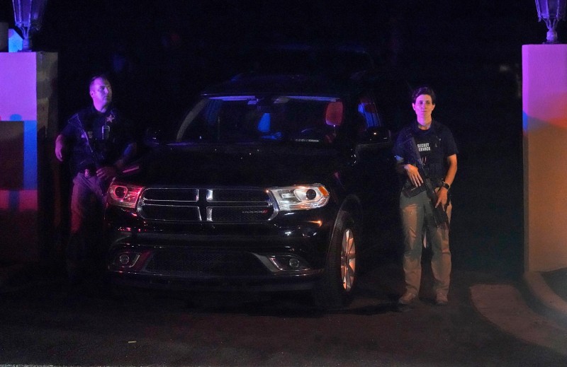 Ispred Trumpovog doma u Palm Beachu (izvor: AP Photo/Wilfredo Lee/Guliver Image)