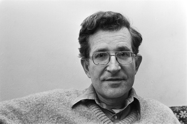 Noam Chomsky 1977.