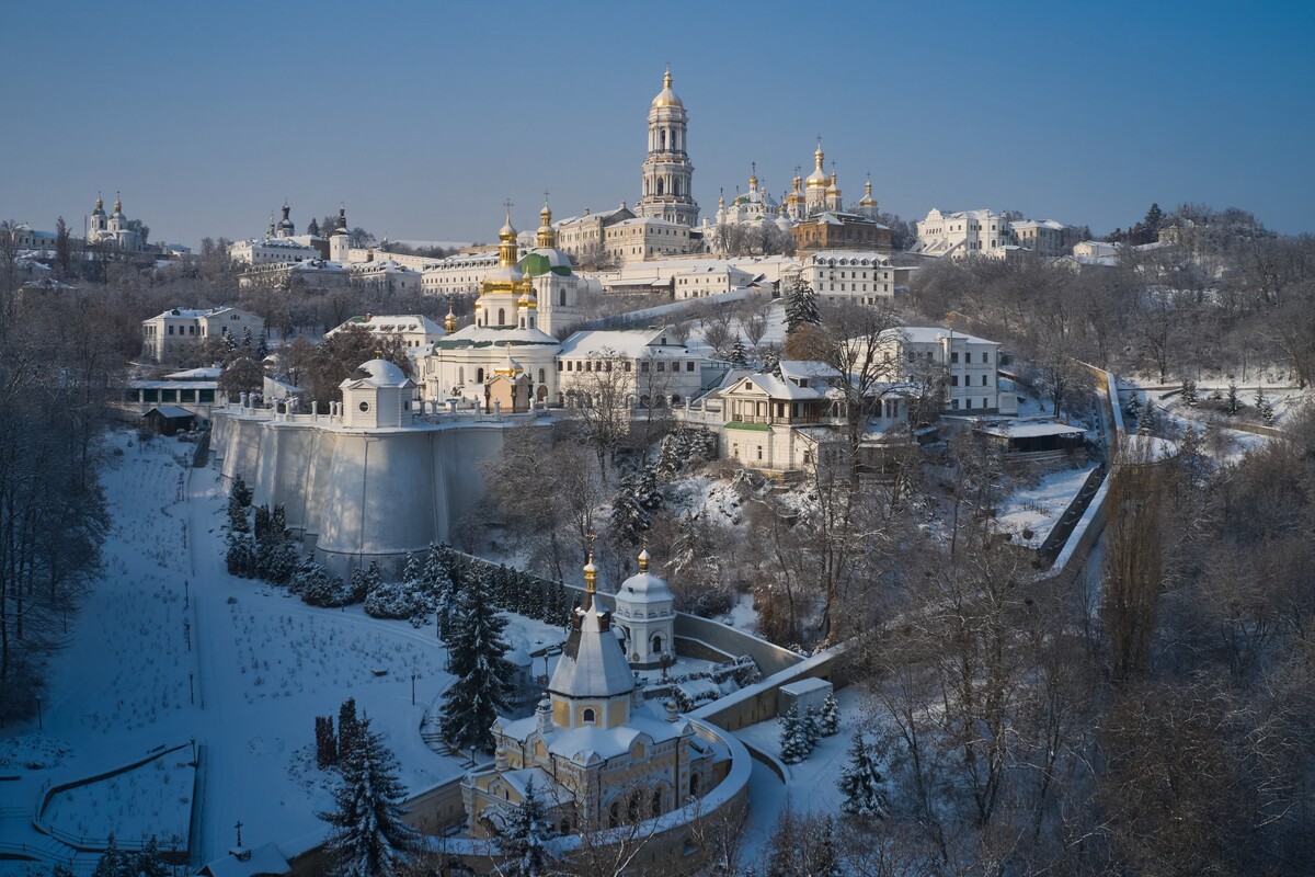Thick snow covers the 1000-year old Orthodox Monastery of Caves in Kyiv, Ukraine, Wednesday, Jan. 14, 2026, as Ukraine was hit by severe frosts amid regular Russian air attacks against the country's energy sector that leave people without power, heating and water. (AP Photo/Efrem Lukatsky)