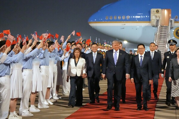 Trump traži spas, ali Xi više ne mora žuriti: Summit u Pekingu potvrđuje koliko se svijet promijenio - od američkog stoljeća prema kineskoj eri