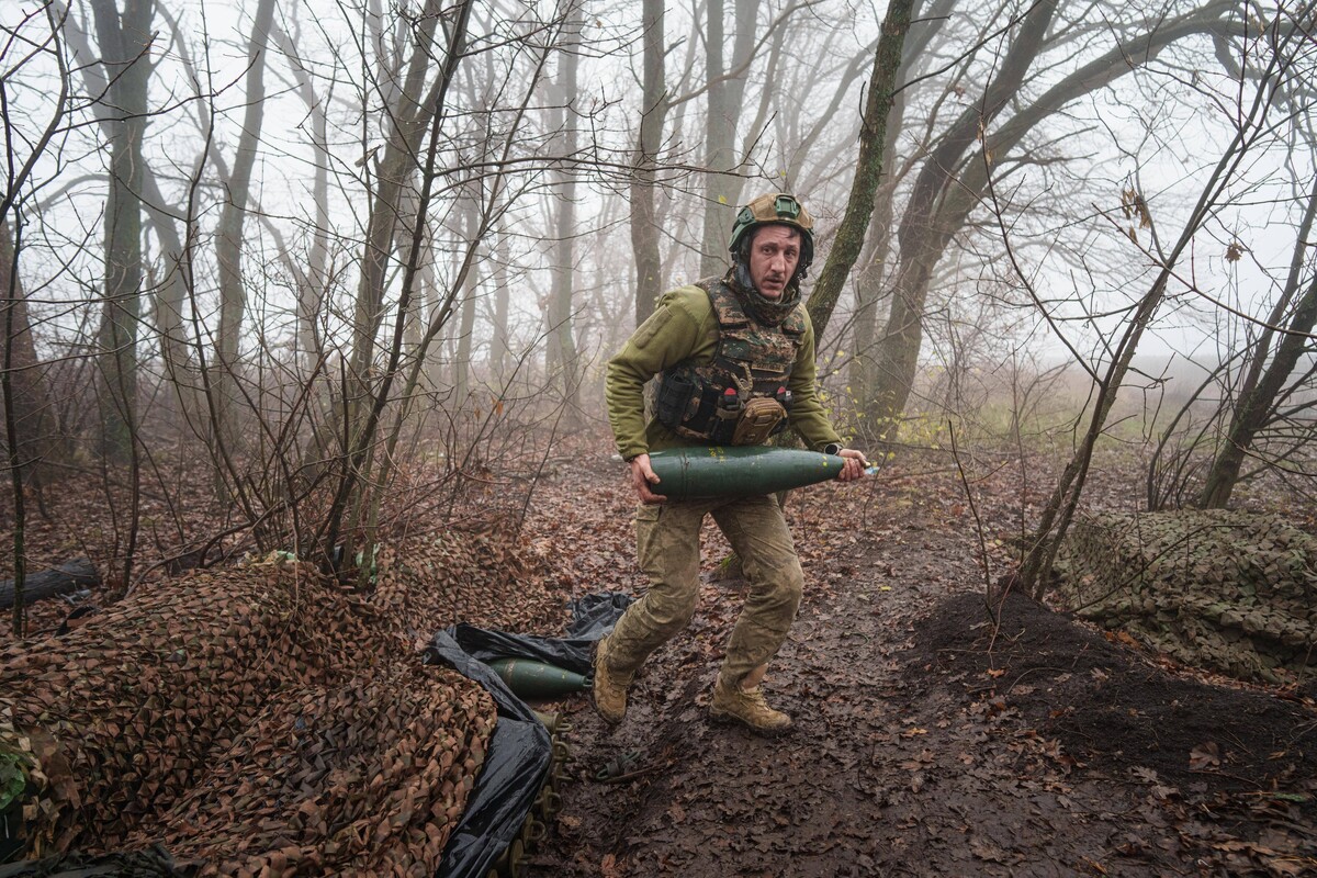 A Ukrainian serviceman of the Da Vinci Wolves Battalion carries an artillery shell before firing toward Russian positions at the front line in eastern Ukraine, on Friday, Nov. 28, 2025. (AP Photo/Evgeniy Maloletka)