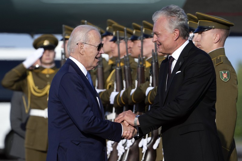 Američki predsjednik Joe Biden i litvanski predsjednik Gitanas Nauseda, susret u Vilniusu pred početak NATO summita, 10. srpnja 2023. (izvor: AP Photo/Susan Walsh/Guliver Image)