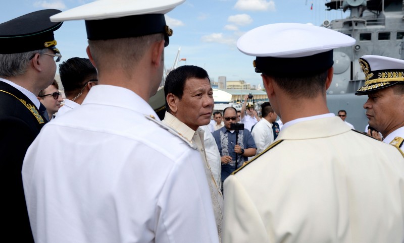 Filipinski predsjednik Rodrigo Duterte za vrijeme posjete ruskom ratnom brodu u Manili 2017. (izvor: Noel Celis/Pool/Guliver Image)