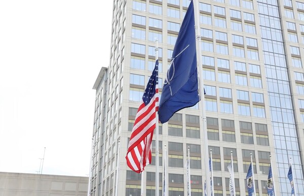 Američka i NATO zastava