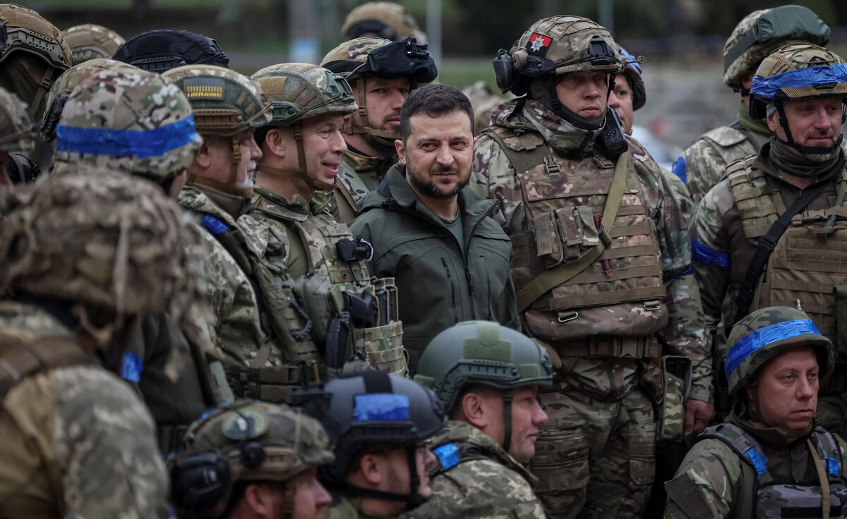 Zelenski s vojnicima u Izjumu (izvor: REUTERS/Gleb Garanich/Guliver Image)