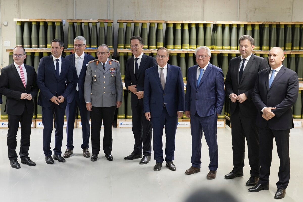 Glavni tajnik NATO-a Mark Rutte, peti s lijeva, njemački vicekancelar Lars Klingbeil, drugi desno, njemački ministar obrane Boris Pistorius, četvrti desno, i izvršni direktor Rheinmetalla Armin Papperger poziraju ispred naslaganih topničkih granata