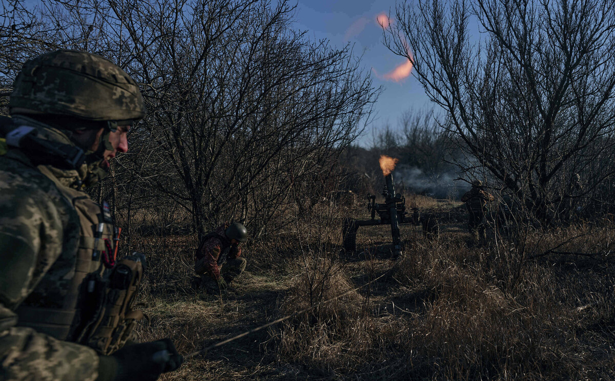 Ukrajinski vojnici koriste francuski minobacač u blizini Bahmuta, 6. prosinca 2022. (izvor: AP Photo/LIBKOS/Guliver Image)