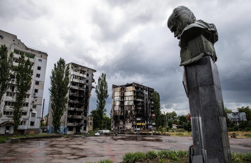 Borodjanka u blizini Kijeva, 22. lipnja 2022. - oštećene zgrade i spomenik ukrajinskog pjesnika Tarasa Ševčenka (izvor: Michal Burza / Imago Lifestyle / Guliver Image)