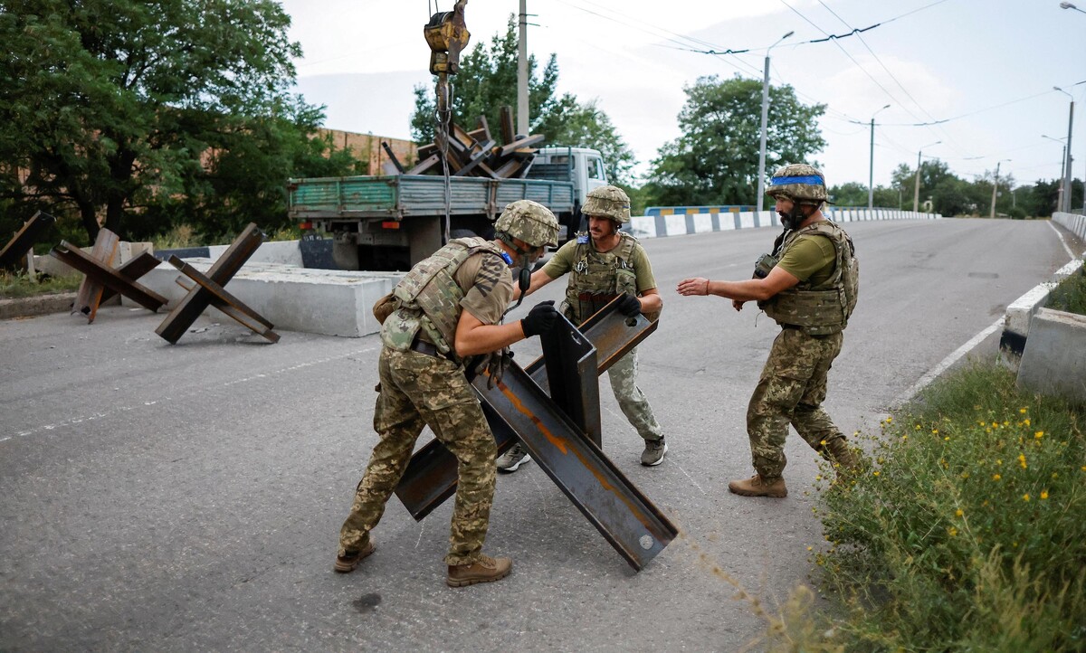 Ukrajinski vojnici postavljaju barikade u Bahmutu (izvor: REUTERS/Ammar Awad/Guliver Image)