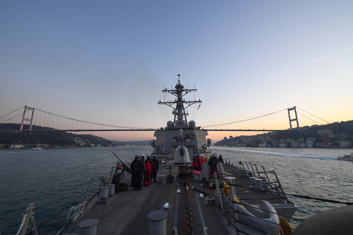 The American destroyer USS Porter passes through the Bosporus.