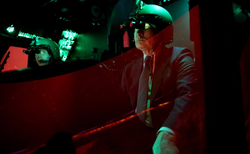 Vladimir Putin isprobava vojnu tehniku za vrijeme posjete zračnoj bazi u regiji Tver 27. ožujka 2024. (izvor: kremlin.ru)