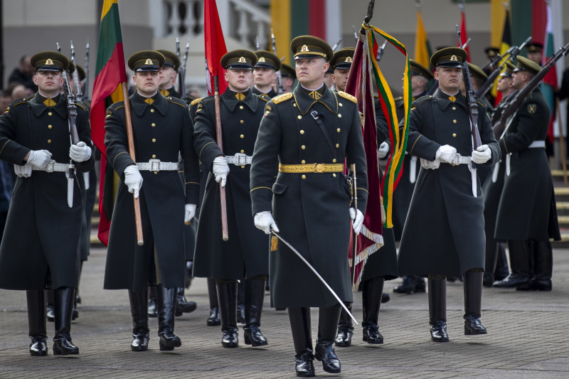 Litvanski vojnici za vrijeme obilježavanja 20 godina članstva Litve u NATO-u, 29. ožujka 2024. (izvor: AP Photo/Mindaugas Kulbis/Guliver Image)