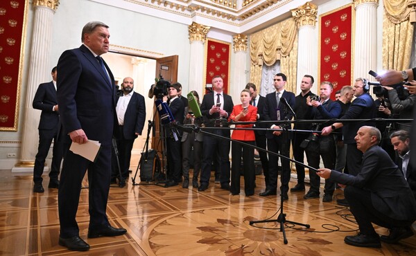 Juri Ušakov, Putinov pomoćnik, nakon sastanka s američkom delegacijom drži novinsku konferenciju