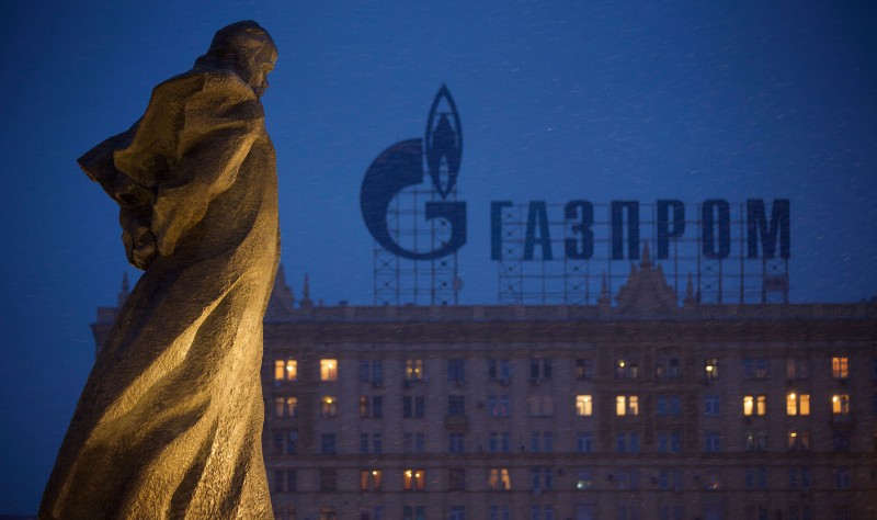 Spomenik ukrajinskog pjesnika Tarasa Ševčenko i logo Gazproma u pozadini, Moskva, fotografija iz 2014. (izvor: AP Photo/Alexander Zemlianichenko/Guliver Image)
