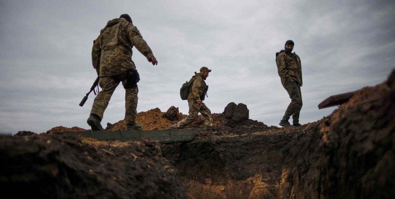 Ukrajinski vojnici u rovovima, regija Zaporožje, 30. travnja 2022. (izvor: REUTERS/Ueslei Marcelino/Guliver Image)