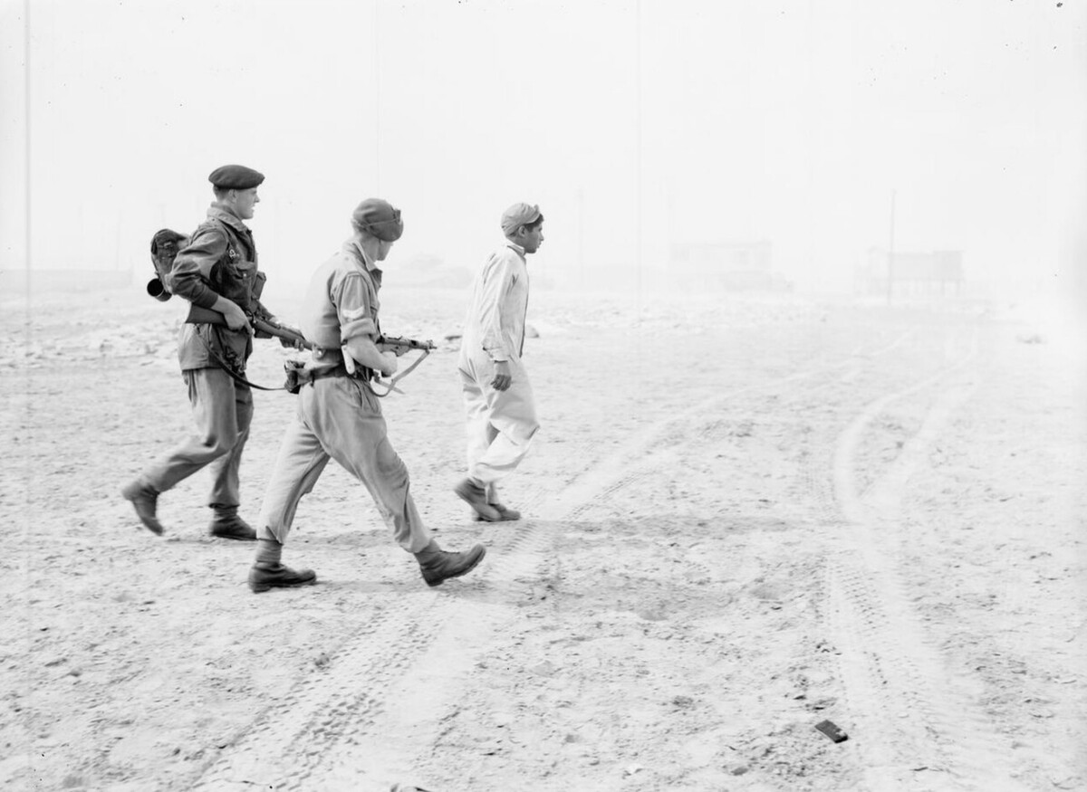 British soldiers with captured Egyptian soldiers