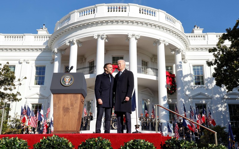Emmanuel Macron i Joe Biden ispred Bijele kuće, 1. prosinca 2022. (izvor: REUTERS/Jonathan Ernst/Guliver Image)
