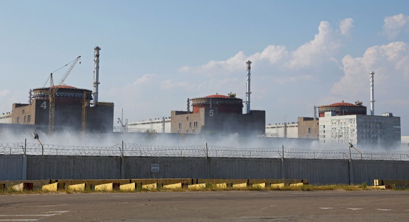 Ispred nuklearne elektrane Zaporožje, 30. kolovoza 2022. (izvor: REUTERS/Alexander Ermochenko/Guliver Image)