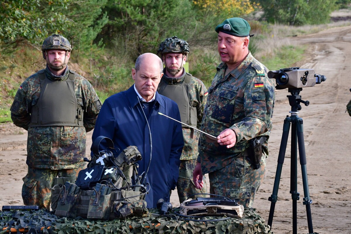 Njemački kancelar s pripadnicima njemačke vojske, fotografija iz listopada 2022. (izvor: Imago Lifestyle / Guliver Image)