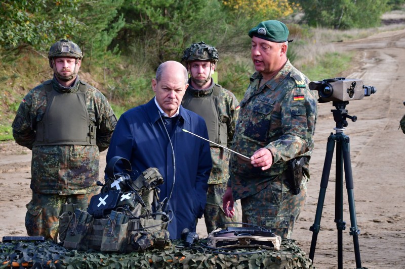 Njemački kancelar s pripadnicima njemačke vojske, fotografija iz listopada 2022. (izvor: Imago Lifestyle / Guliver Image)